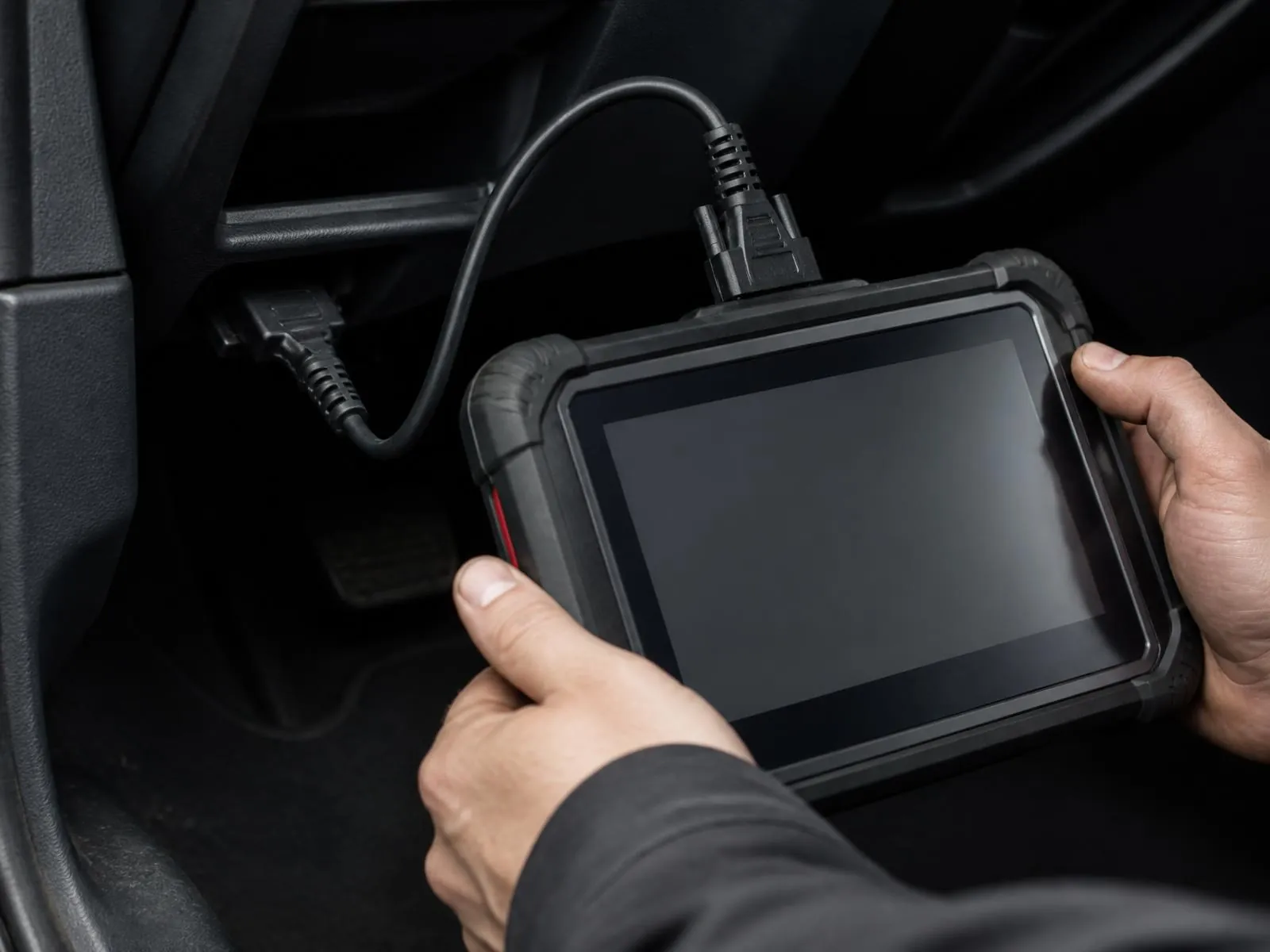 Diagnostický tablet pripojený do OBD konektora vozidla pri čítaní chýb prevodovky